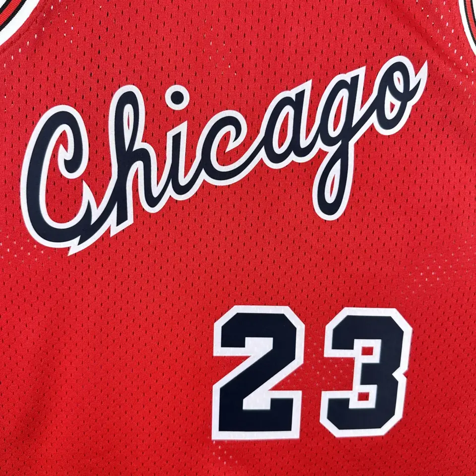 Foto 3 de Camiseta retro con estampado térmico MN: Bulls Swingman temporada 84/85 Novato roja #23 Jordan