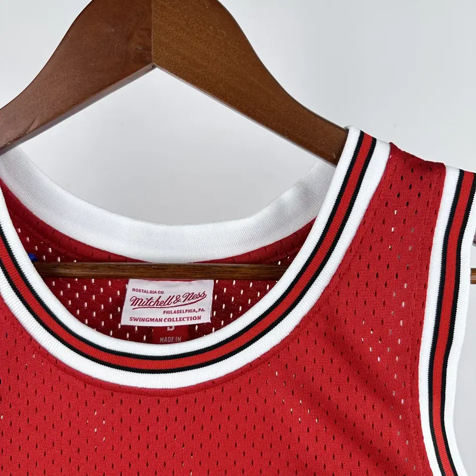 Foto 6 de Camiseta retro con estampado térmico MN: Bulls Swingman temporada 84/85 Novato roja #23 Jordan
