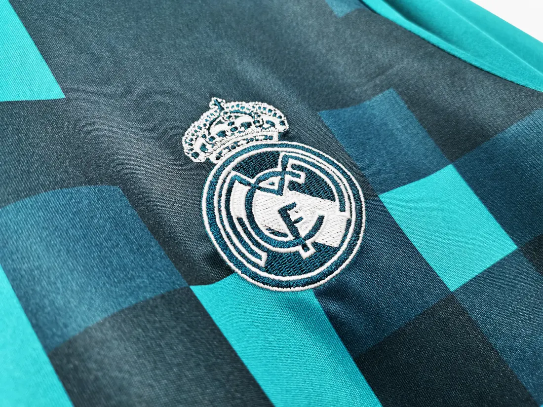 Foto 3 de Temporada 2017/18 Real Madrid tercera equipación retro 2A