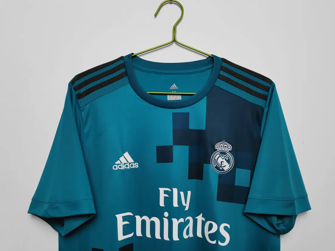Foto 6 de Temporada 2017/18 Real Madrid tercera equipación retro 2A