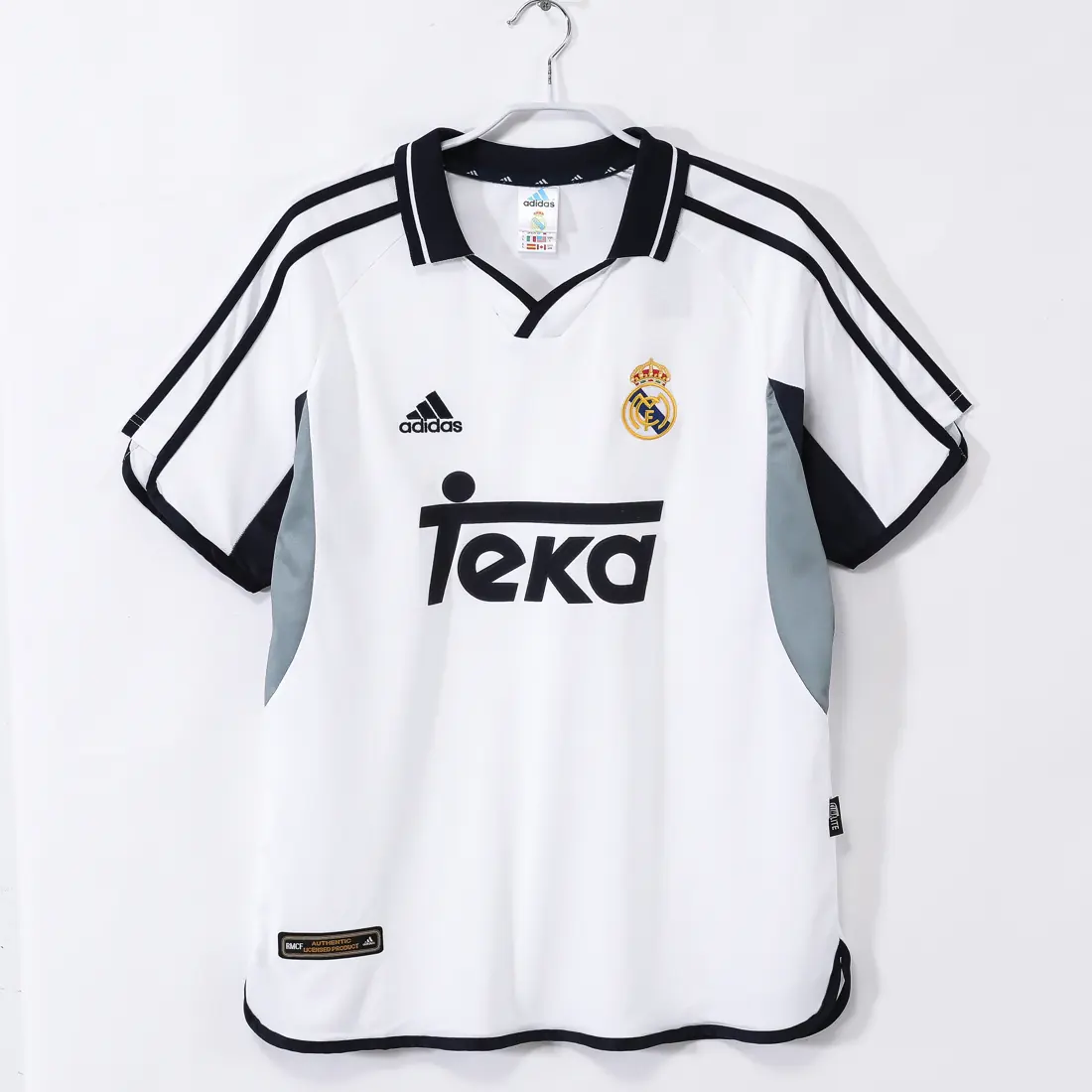 Foto 1 de Temporada 2000/01 Real Madrid local retro 8A