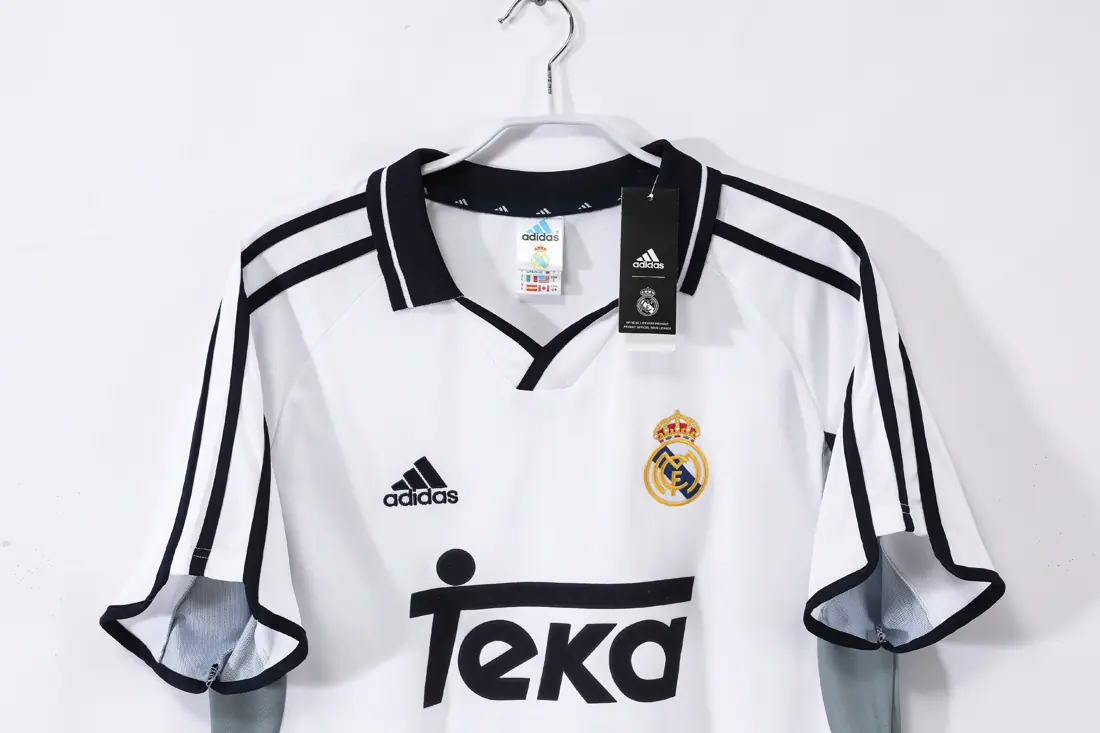 Foto 5 de Temporada 2000/01 Real Madrid local retro 8A