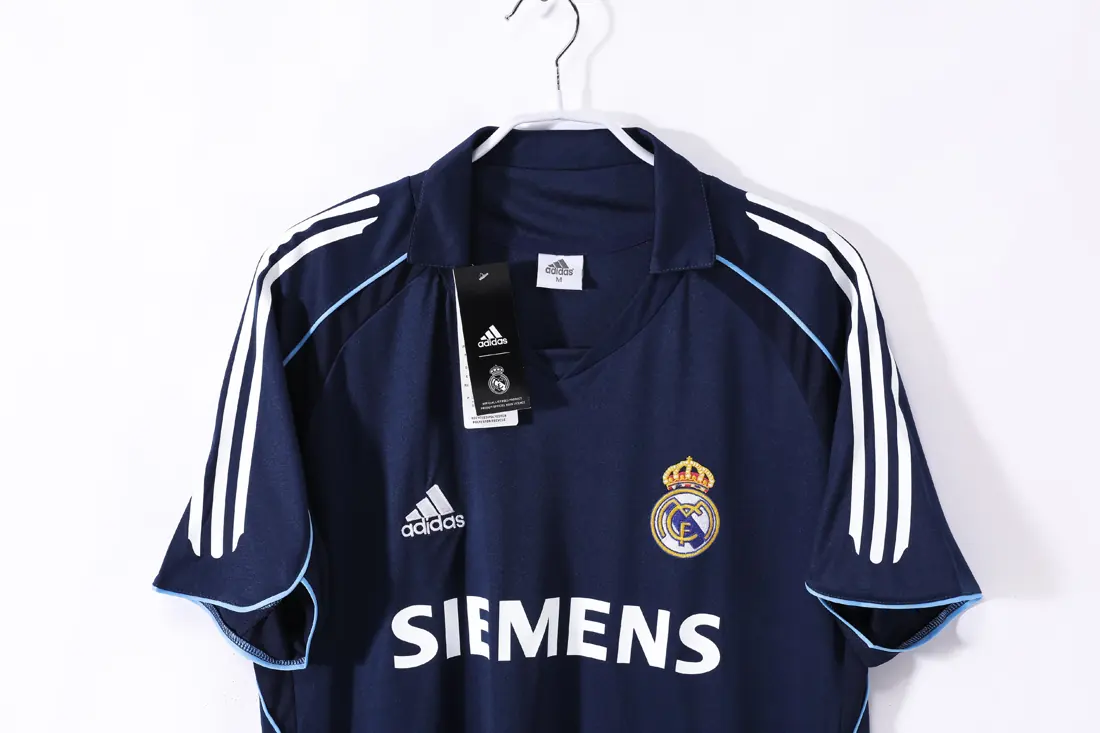 Foto 6 de Temporada 2005/06 Real Madrid visitante azul real retro 8A