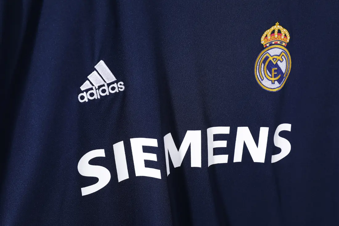 Foto 8 de Temporada 2005/06 Real Madrid visitante azul real retro 8A