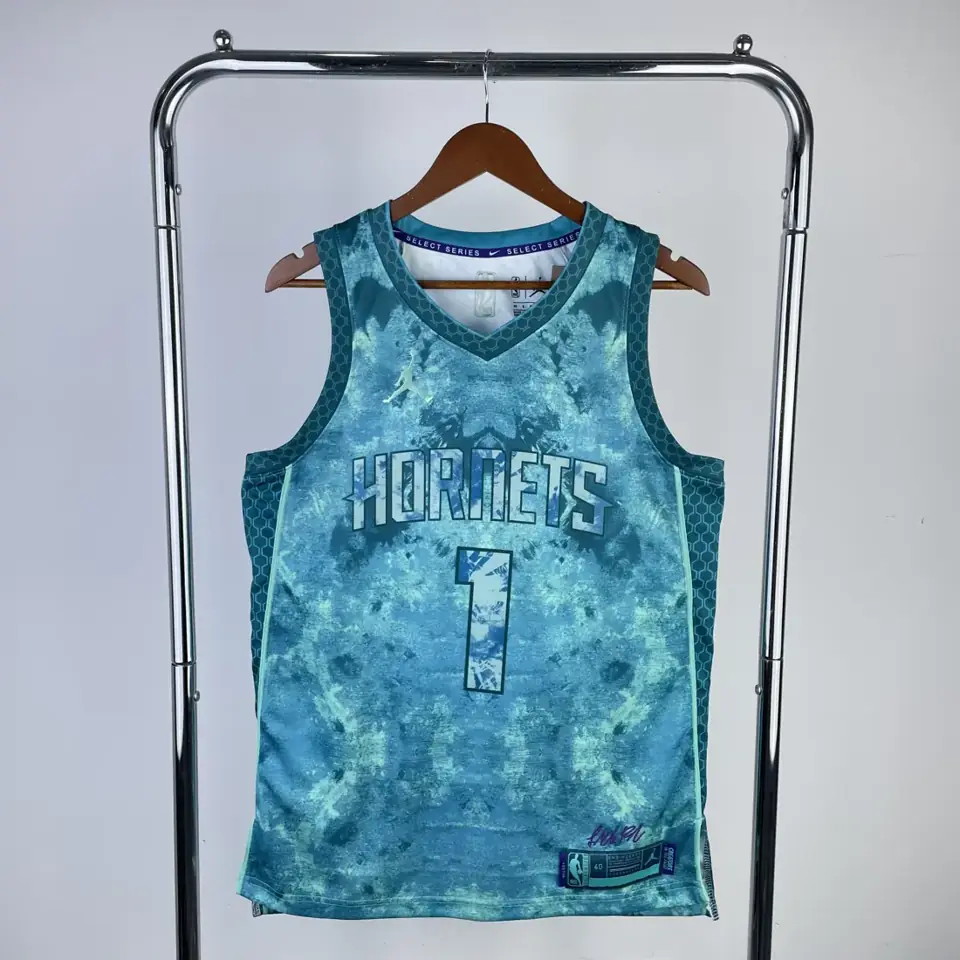 Foto 1 de Temporada 23 edición de honor Hornets nº 1 Ball