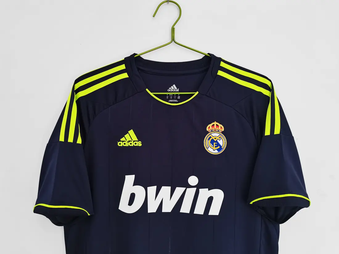 Foto 3 de Temporada 2012/13 Real Madrid segunda equipación retro 5A