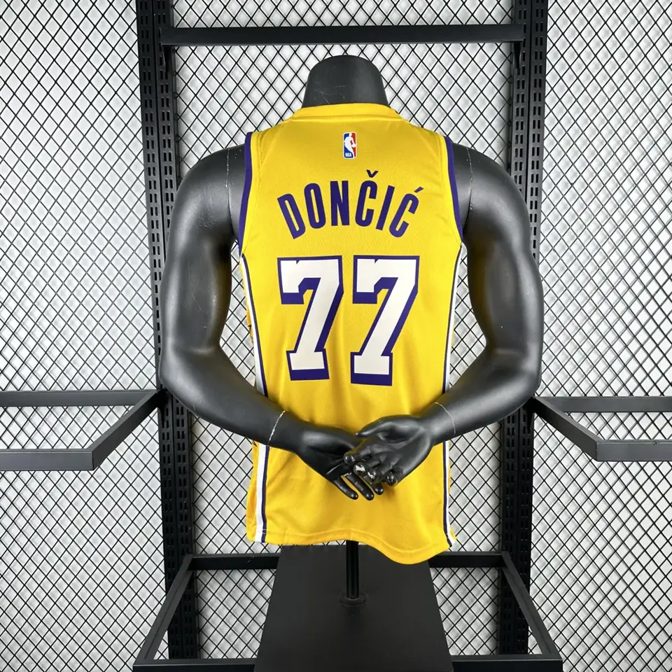 Foto 2 de Lakers estrellas #77 Doncic