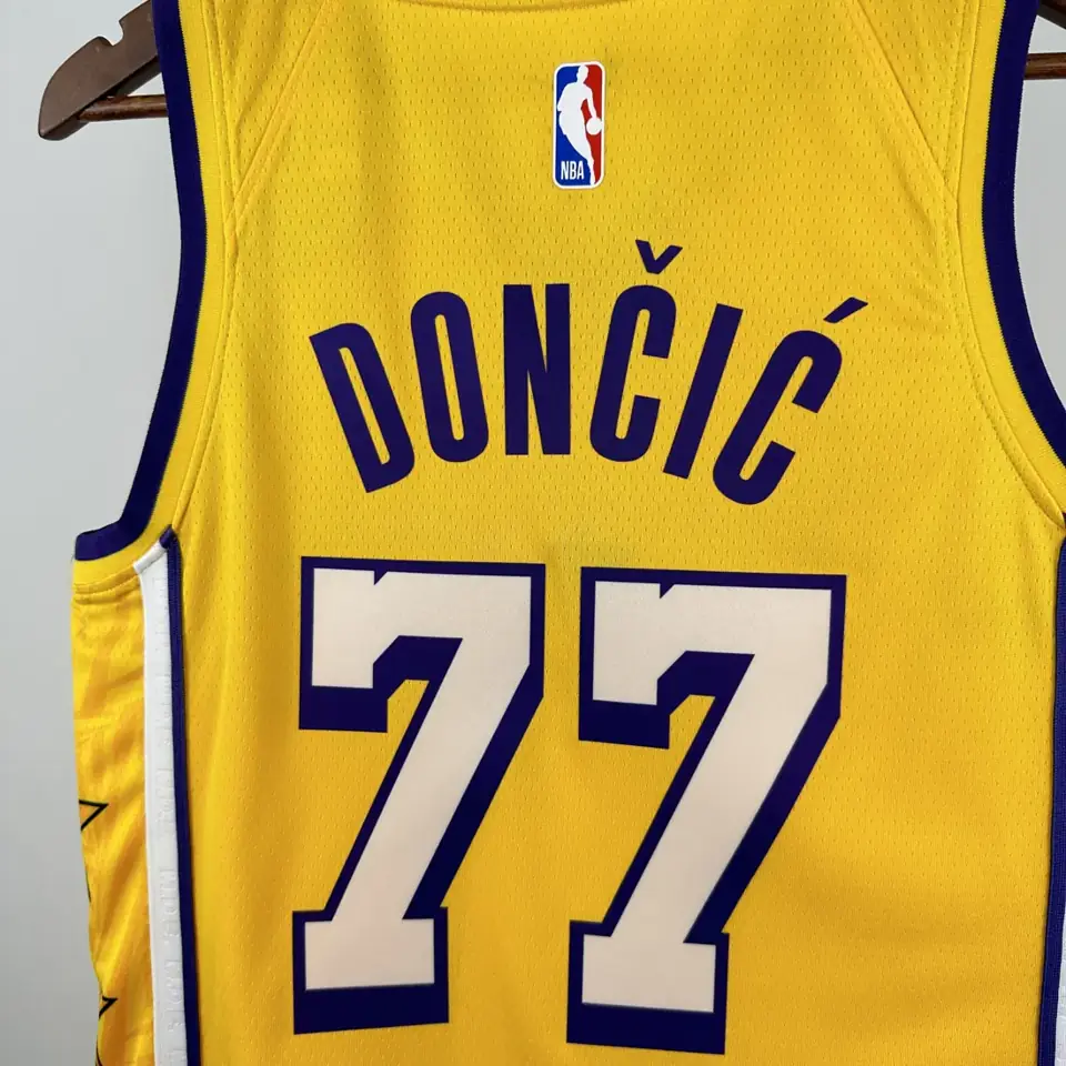 Foto 3 de Lakers estrellas #77 Doncic