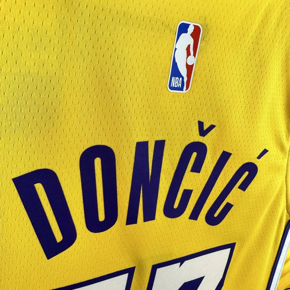 Foto 4 de Lakers estrellas #77 Doncic