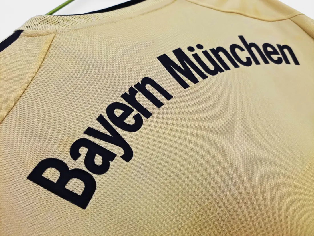 Foto 2 de Todas las tallas, temporada 2004/05 Bayern de Múnich visitante retro 8A