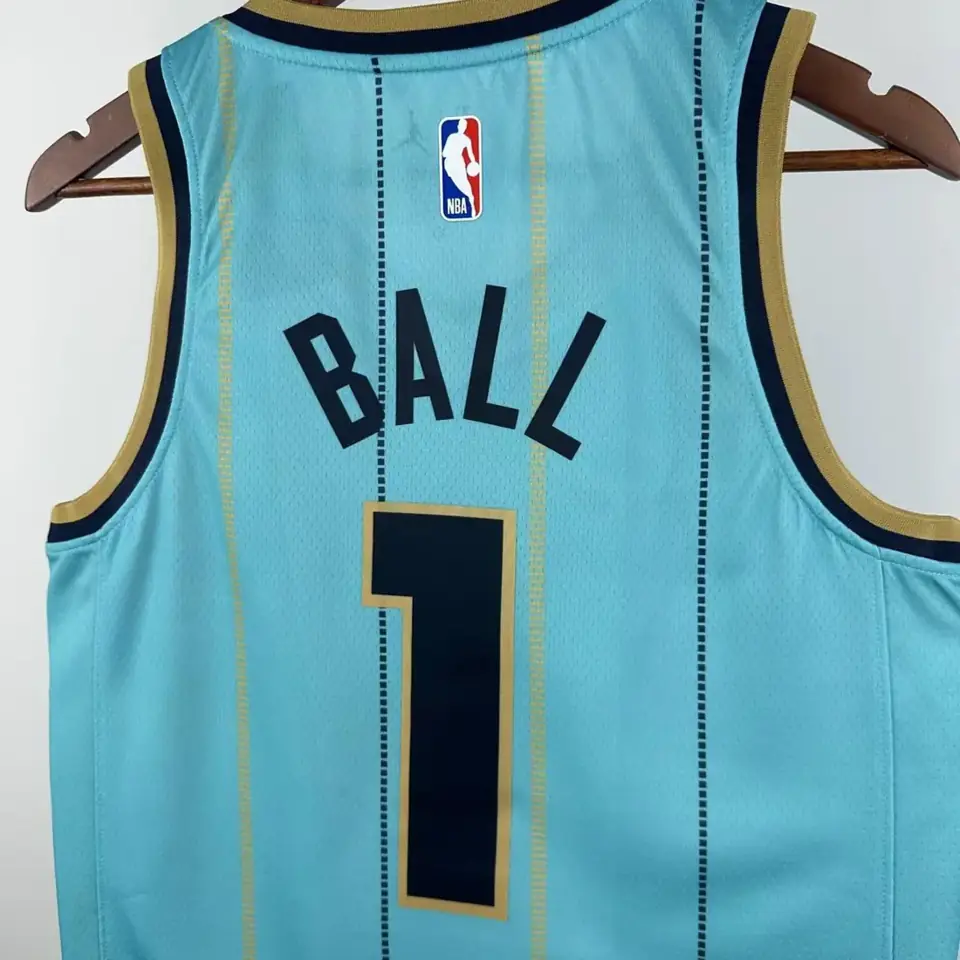 Foto 5 de Temporada 25 Hornets edición Ciudad número 1 Ball