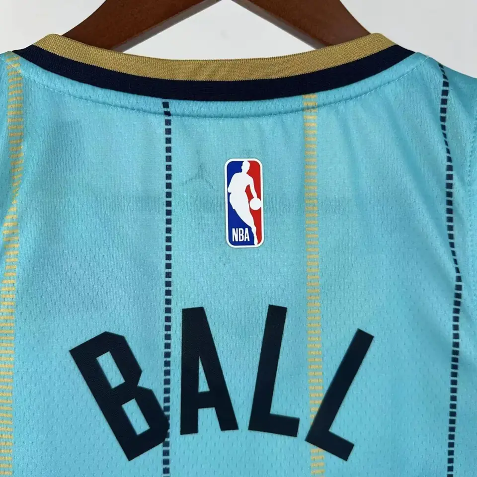 Foto 6 de Temporada 25 Hornets edición Ciudad número 1 Ball