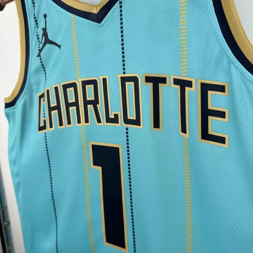 Foto 8 de Temporada 25 Hornets edición Ciudad número 1 Ball