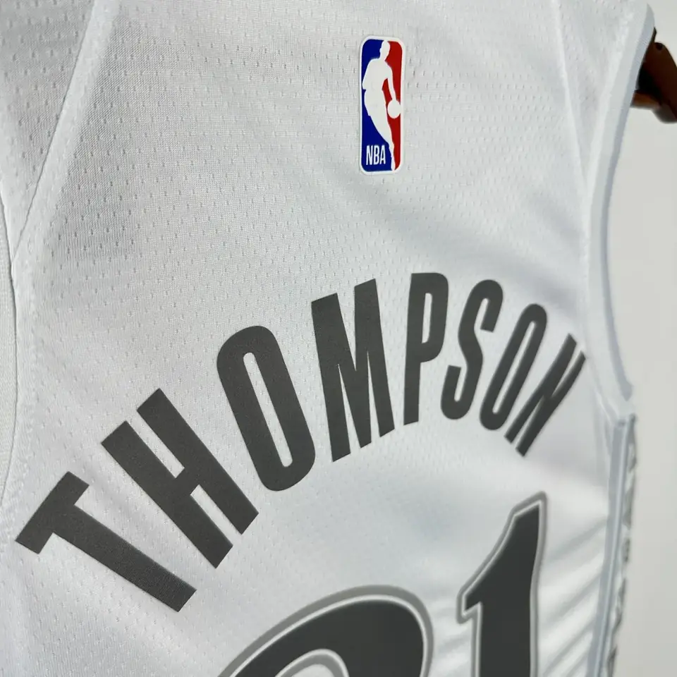 Foto 4 de Temporada 25 Dallas Mavericks Edición City número 31 Thompson