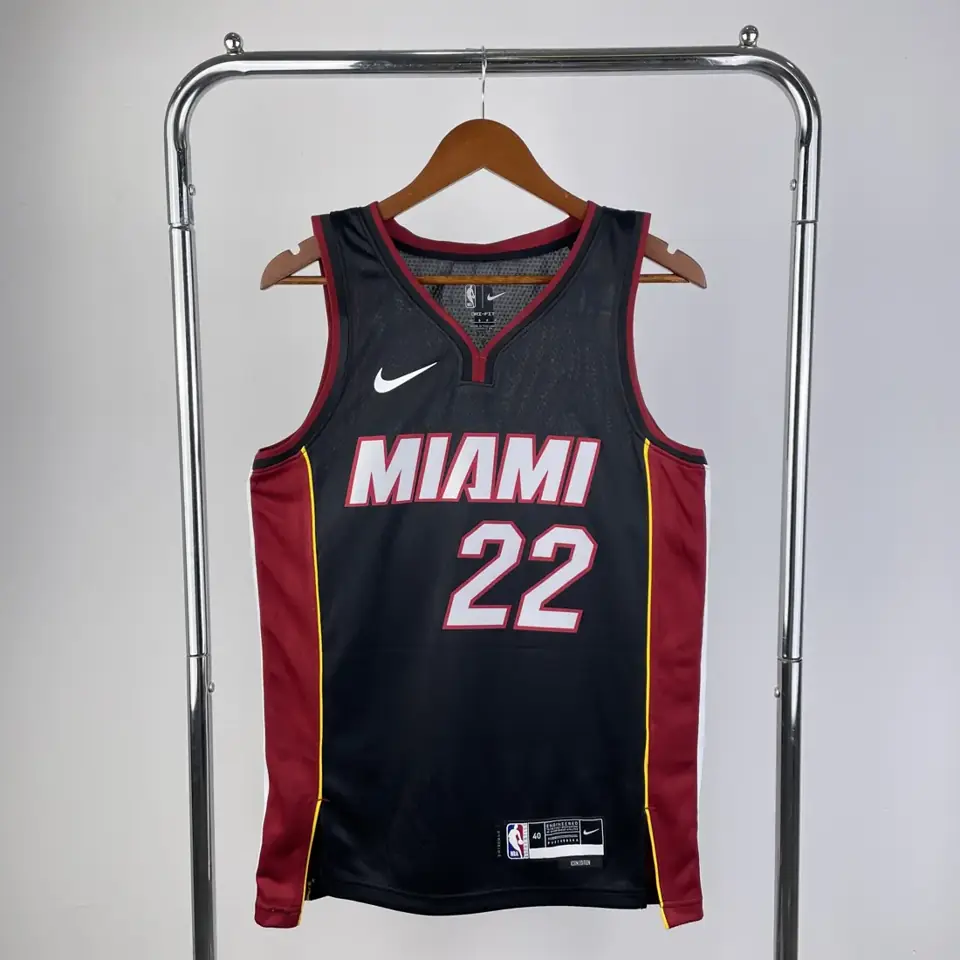 Foto 1 de Temporada 23 Miami Heat camiseta cuello en V negra número 22 Butler