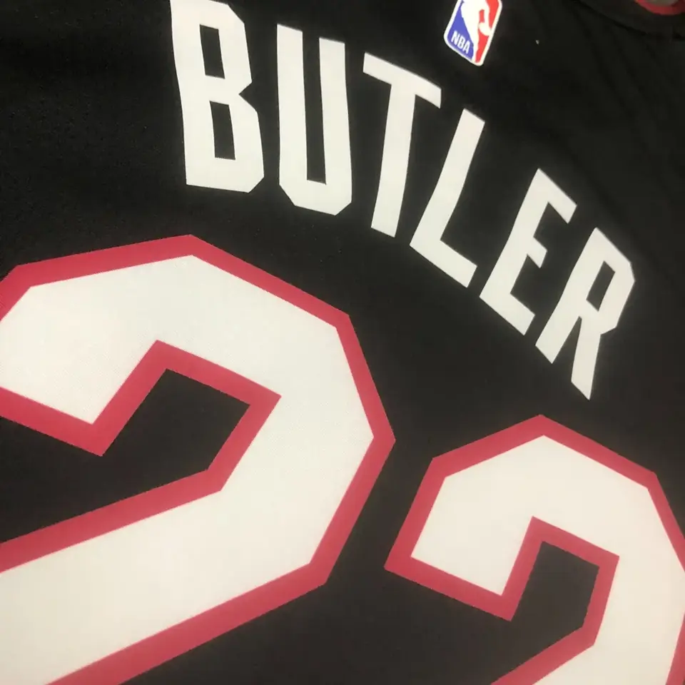 Foto 2 de Temporada 23 Miami Heat camiseta cuello en V negra número 22 Butler