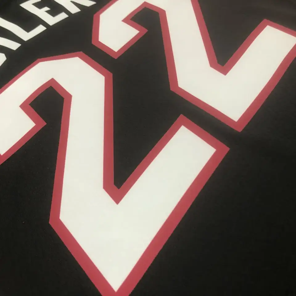 Foto 3 de Temporada 23 Miami Heat camiseta cuello en V negra número 22 Butler
