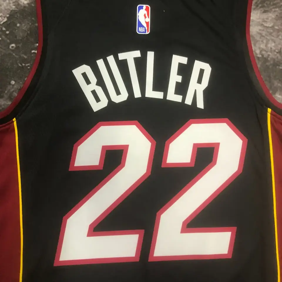 Foto 4 de Temporada 23 Miami Heat camiseta cuello en V negra número 22 Butler