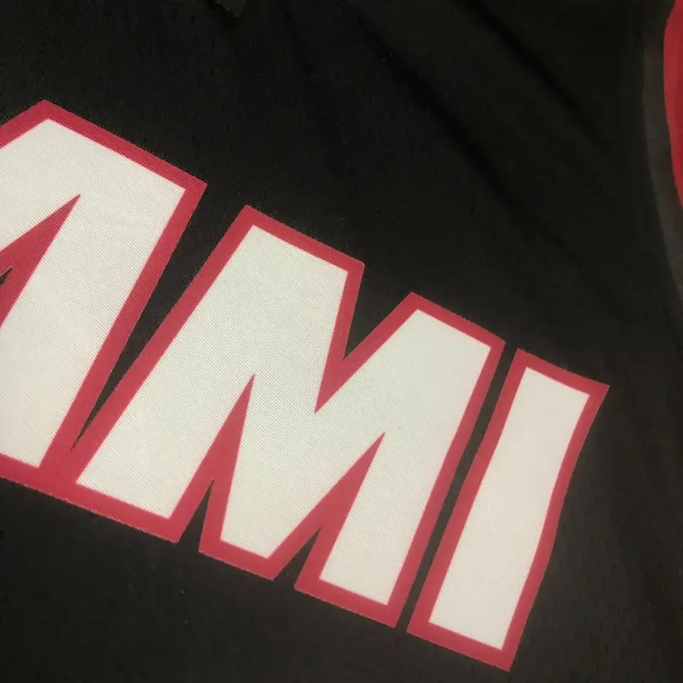 Foto 8 de Temporada 23 Miami Heat camiseta cuello en V negra número 22 Butler