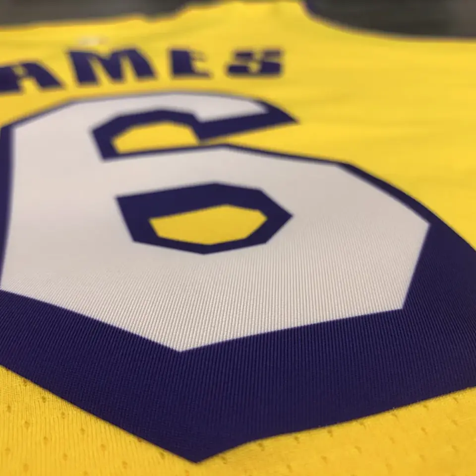 Foto 5 de Lakers de Los Ángeles amarillo cuello en V n.º 6 LeBron James
