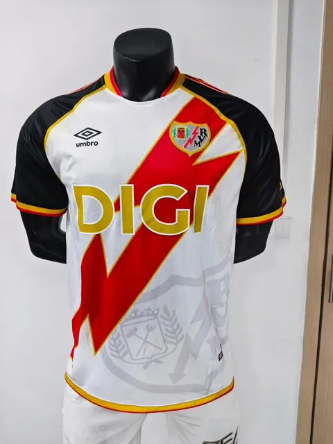 Rayo Vallecano primera equipación 26/27