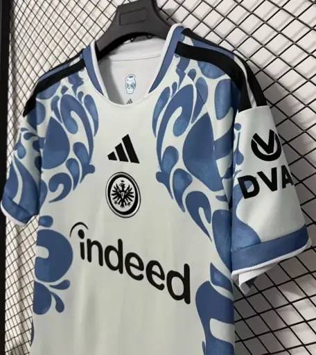Eintracht Frankfurt tercera equipación 26/27